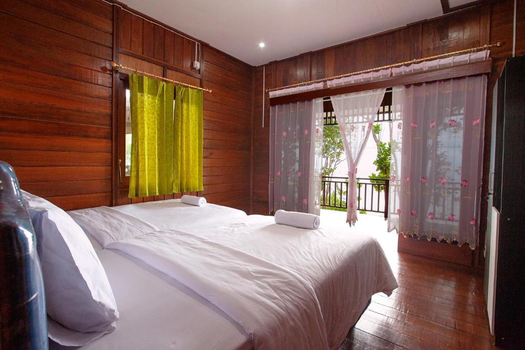 Ein Bett oder Betten in einem Zimmer der Unterkunft Maratua Dive Center And Lodge