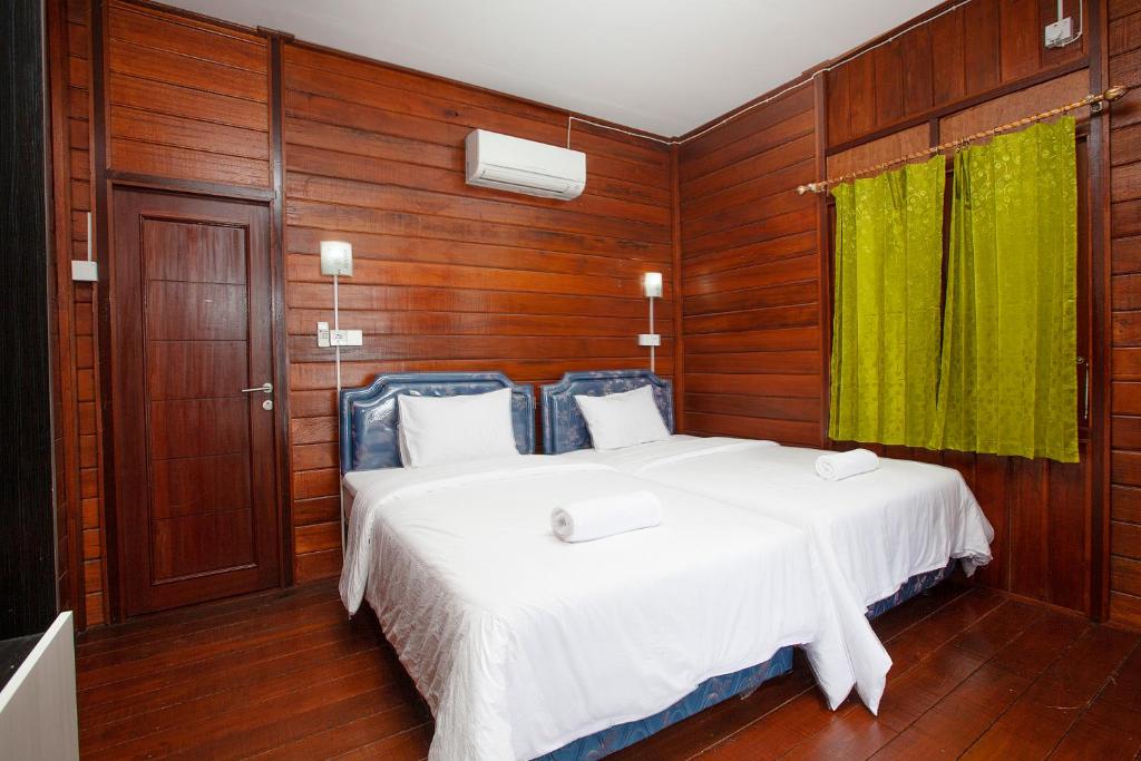 Ein Bett oder Betten in einem Zimmer der Unterkunft Maratua Dive Center And Lodge