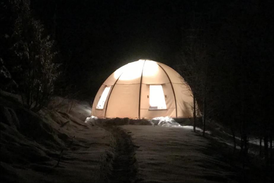 Romantic night in a dome tent lake view v zimě