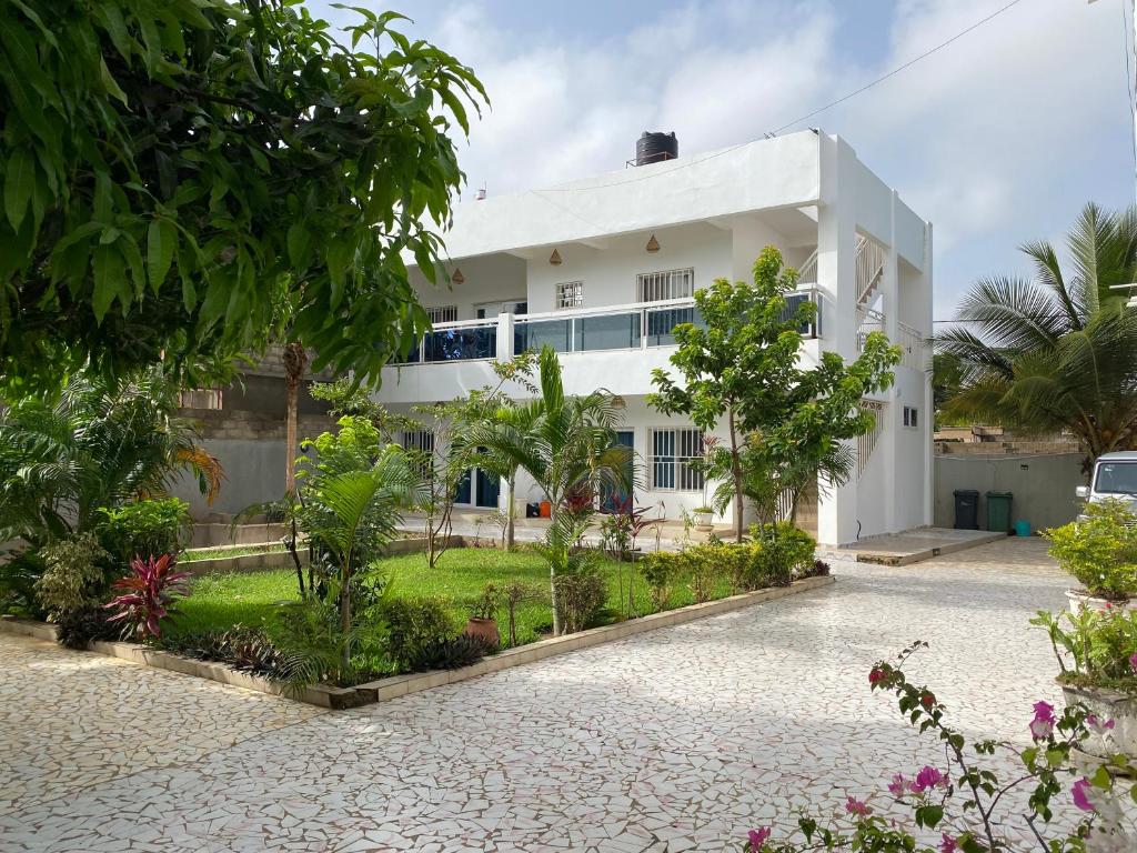Queen Zee Garden Apartments 7