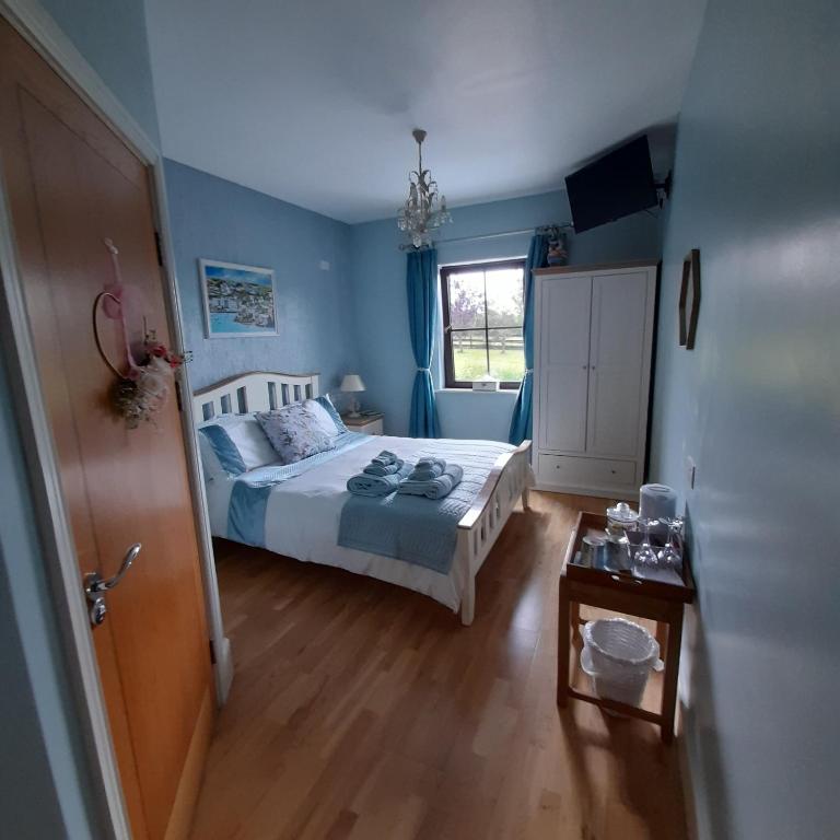 Postel nebo postele na pokoji v ubytování Shadowvale E34X773
