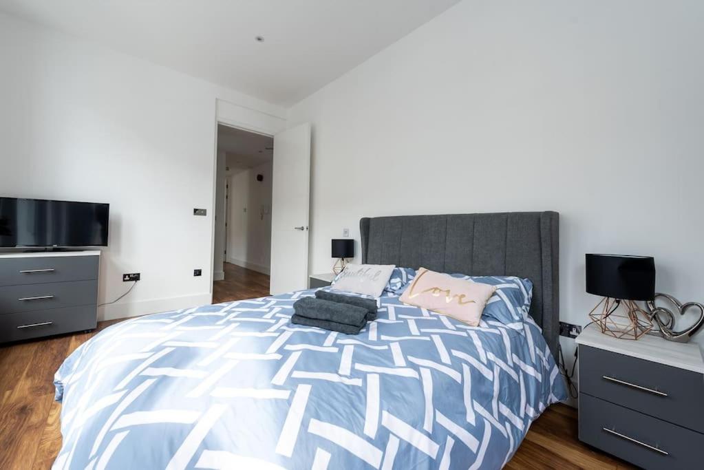 um quarto com uma cama grande e uma televisão em Beautiful Apartment by Hyde Park SS2 em Londres