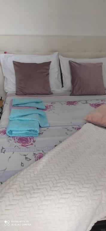 سرير أو أسرّة في غرفة في Apartment Nina