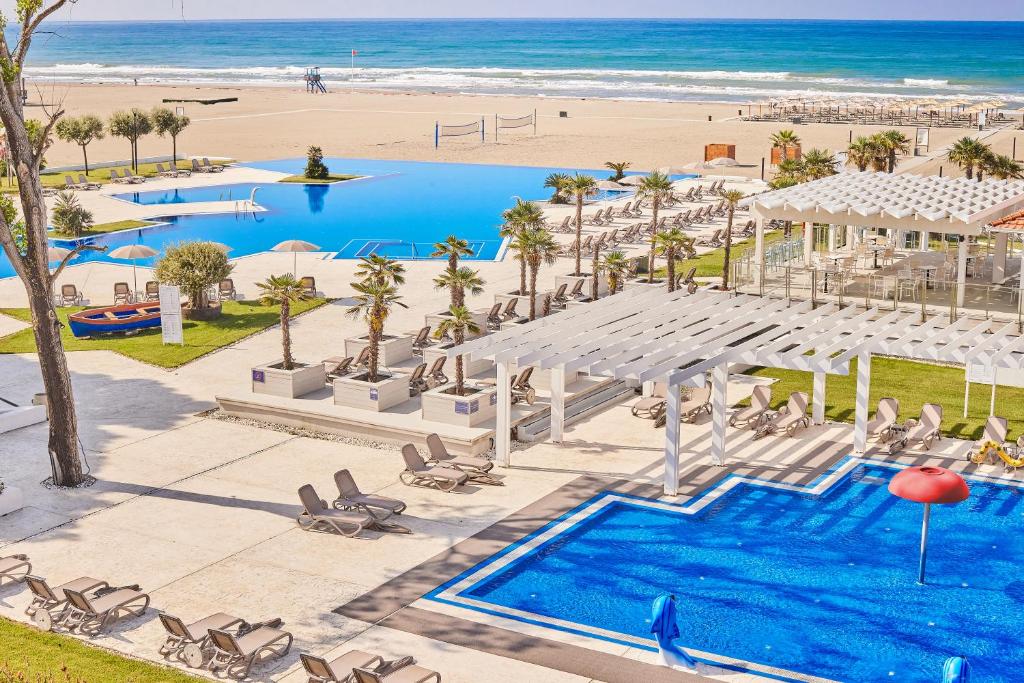 una vista aerea di un resort con piscina e spiaggia di Azul Beach Resort Montenegro by Karisma - All Inclusive a Ulcinj