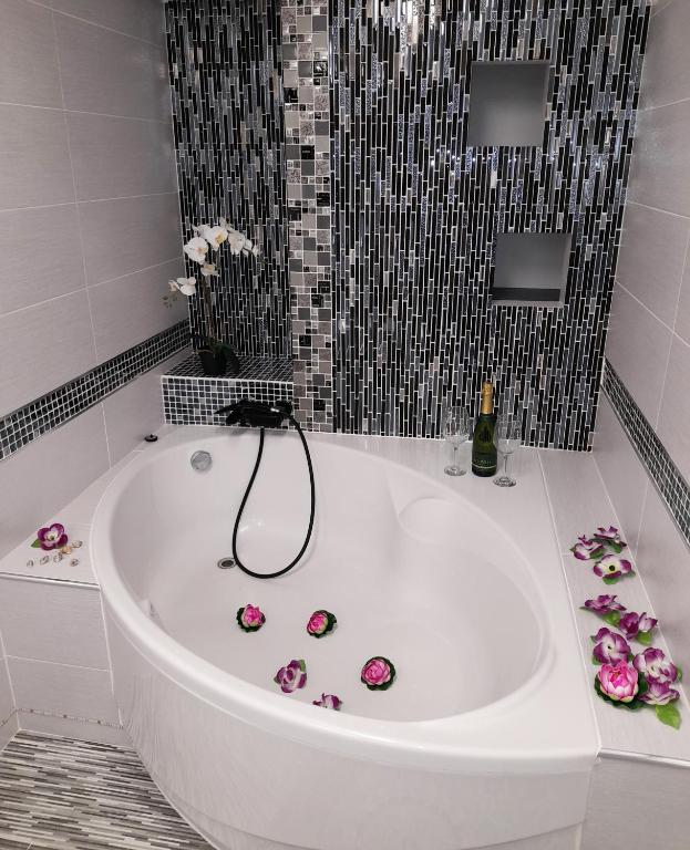 A bathroom at Beautiful appartment front of see, wifi free
