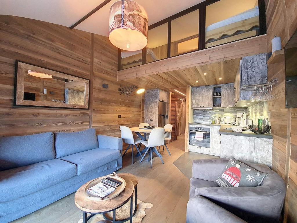 a living room with a blue couch and a table at Charmant 2P rénové · Centre Val d'Isère · Proche Pistes · Balcon Sud · Wifi - FR-1-518-129 in Val dʼIsère