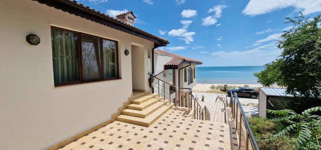 uma casa com escadas que levam à praia em Casa de Marinero Villa em Fish Fish