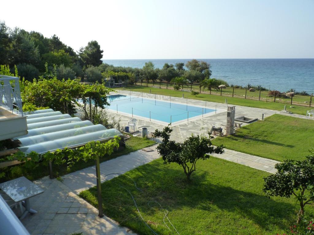 Bazén v ubytovaní ΜΑΡ-ΒΙΛ HOUSES BY THE SEA alebo v jeho blízkosti