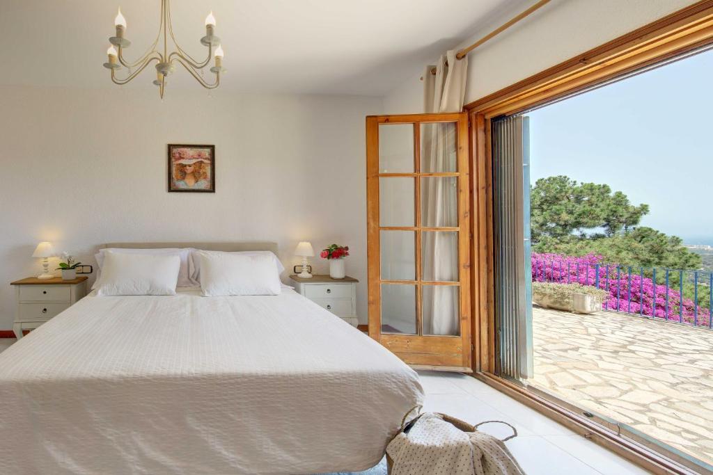 Postel nebo postele na pokoji v ubytování VILLA MARIA with swimming pool & sea view