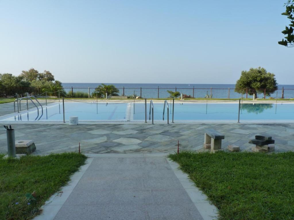 Bazén v ubytovaní ΜΑΡ-ΒΙΛ HOUSES BY THE SEA alebo v jeho blízkosti