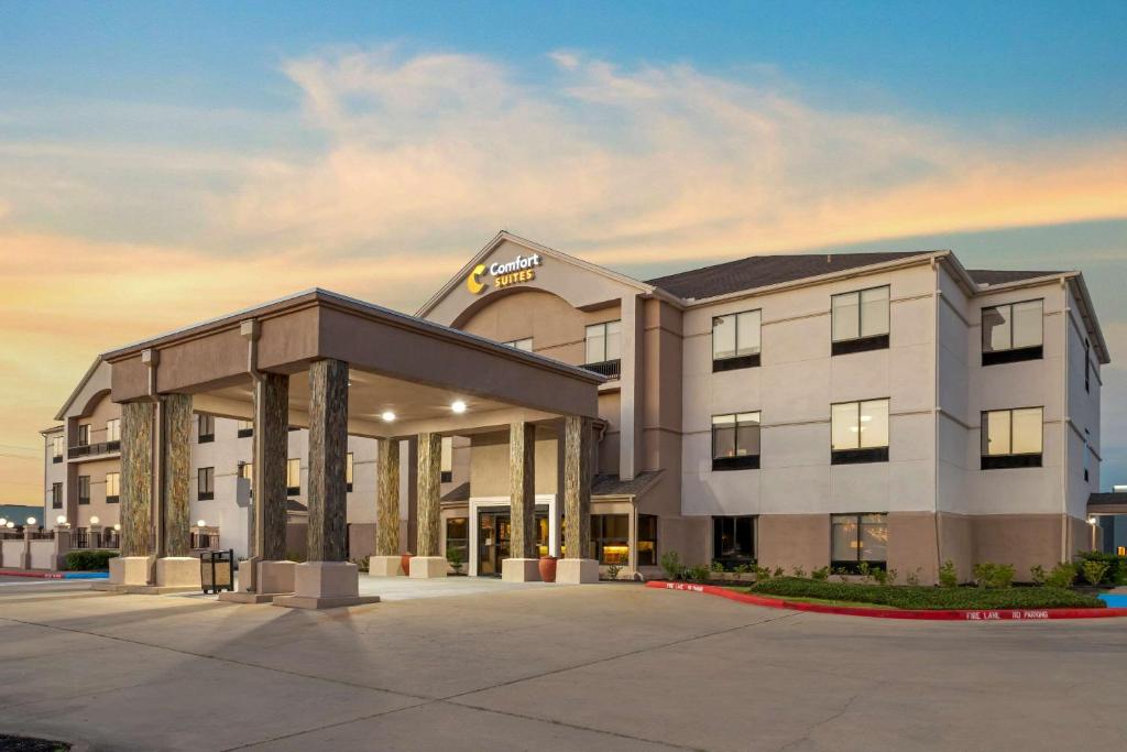 una rappresentazione della parte anteriore di un hotel di Comfort Suites La Porte - Baytown a La Porte