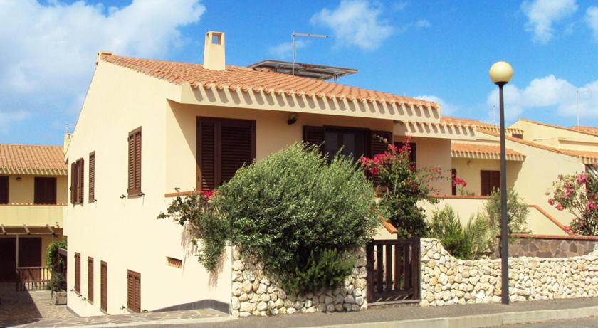 Funtana MeigaにあるAppartamenti famiglia Pinna - Villa Serena -の石壁の大白い家