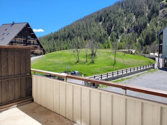 d'un balcon avec une clôture offrant une vue sur la montagne. dans l'établissement APPARTEMENT MONTAGNE, à Réallon