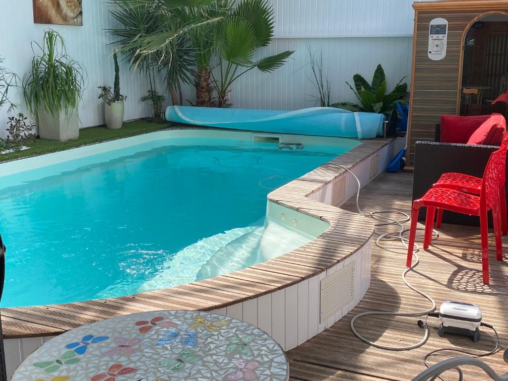 basen z czerwonym krzesłem obok niego w obiekcie Maison loft w La Rochelle