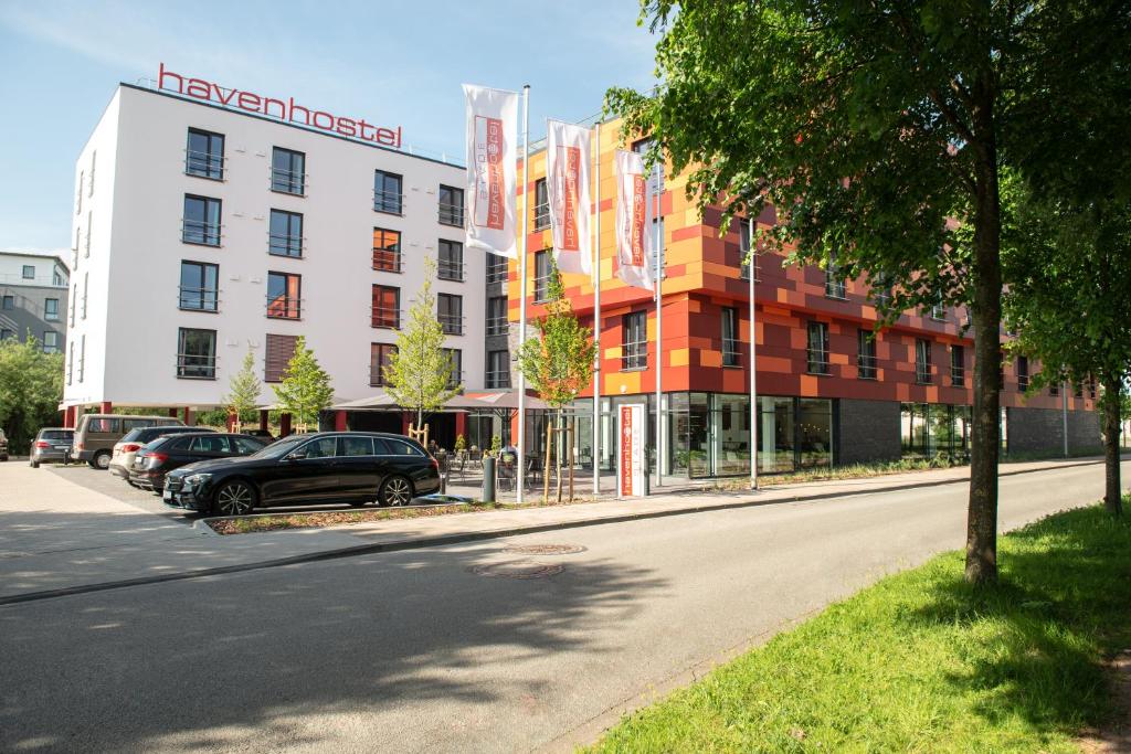 budynek z samochodami zaparkowanymi przed ulicą w obiekcie havenhostel Stade - Hotel w mieście Stade