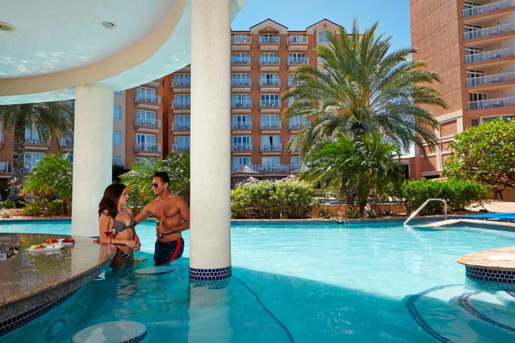Bazén v ubytování Divi Aruba Phoenix Beach Resort nebo v jeho okolí