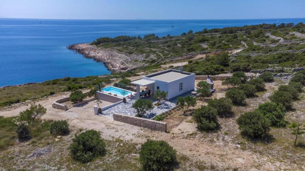 una vista aérea de una casa en una colina junto al agua en Villa Adio Mare, en Ražanj