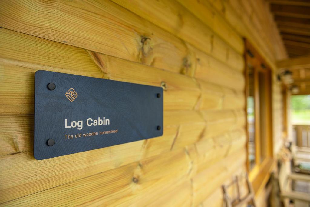 Fotografie z fotogalerie ubytování Luxury Log Cabin with a Hot Tub v destinaci Stone