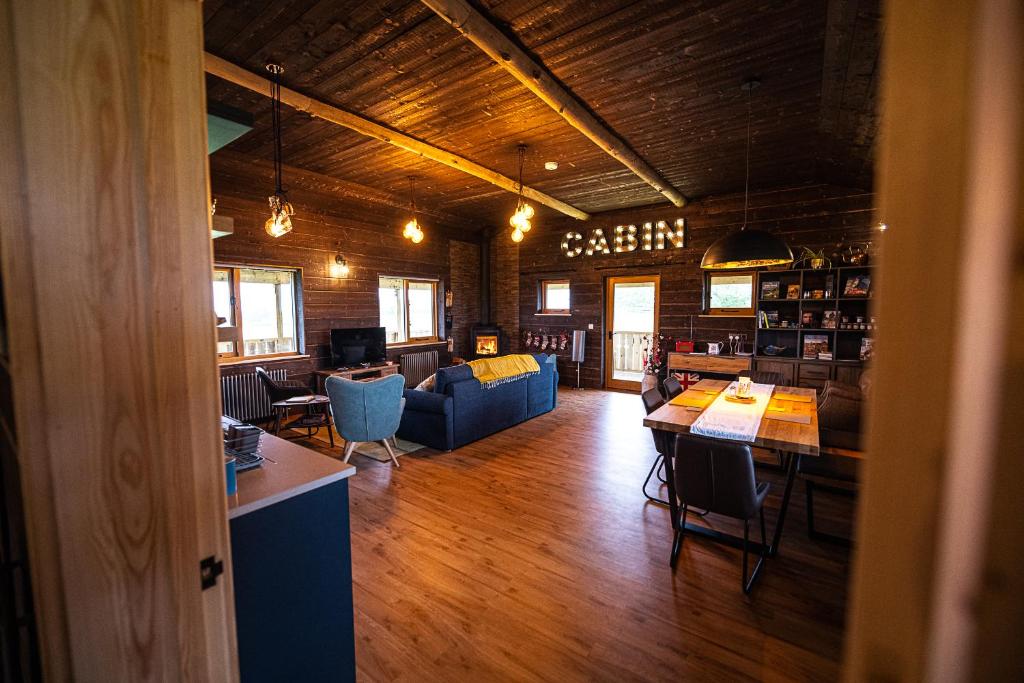 Posezení v ubytování Luxury Log Cabin with a Hot Tub