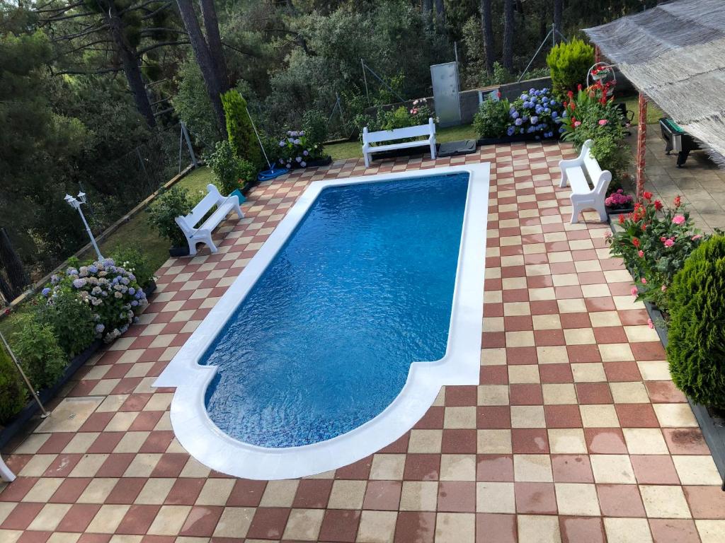 Bazén v ubytování CHALET EN EL CORAZÓN DE LA SIERRA DE GREDOS, PINAR DE LA ATALAYA-TIEMBLO nebo v jeho okolí