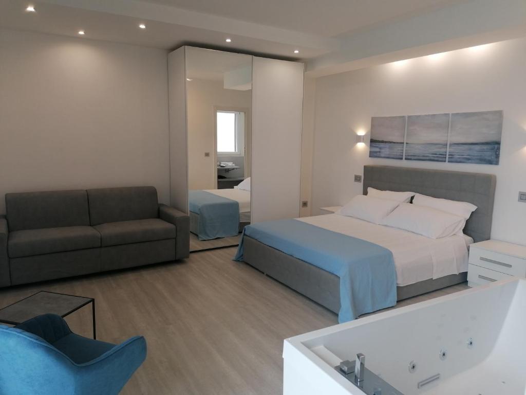 Łóżko lub łóżka w pokoju w obiekcie Borgonuovo Luxury Home