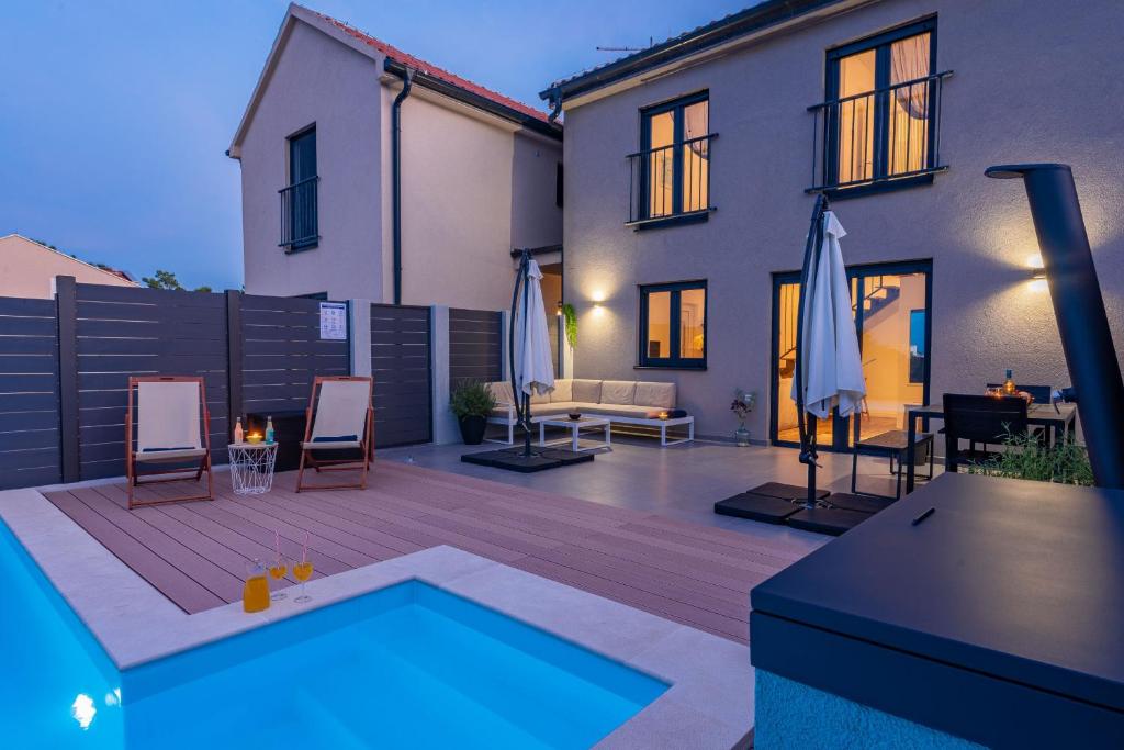 um quintal com uma piscina e uma casa em Villa NiA em Nin