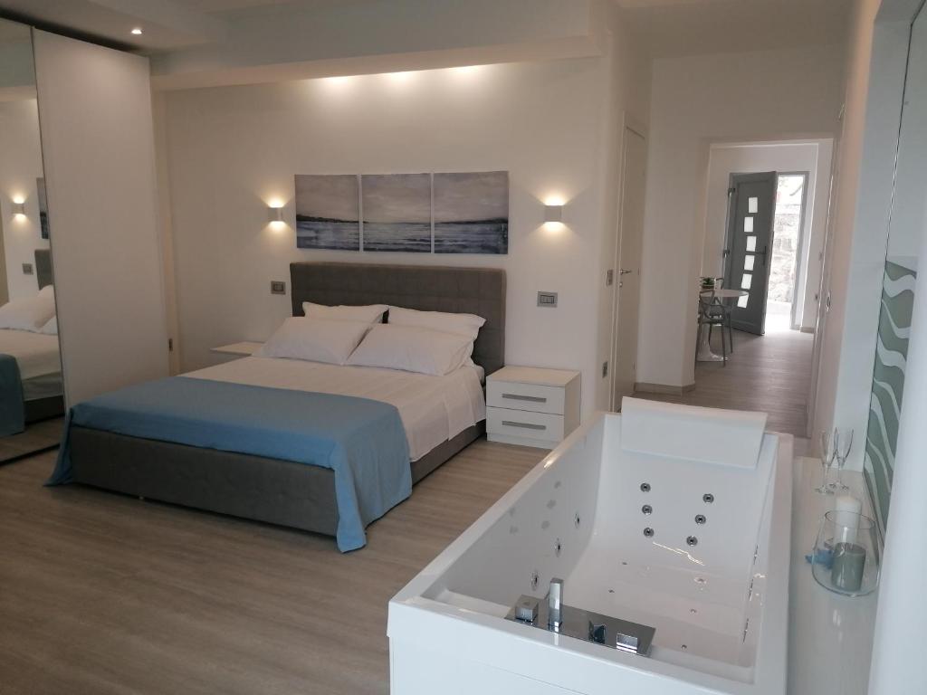 Łóżko lub łóżka w pokoju w obiekcie Borgonuovo Luxury Home