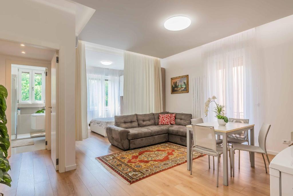 a living room with a couch and a table at Luxury apartment Malpensa in Cardano al Campo