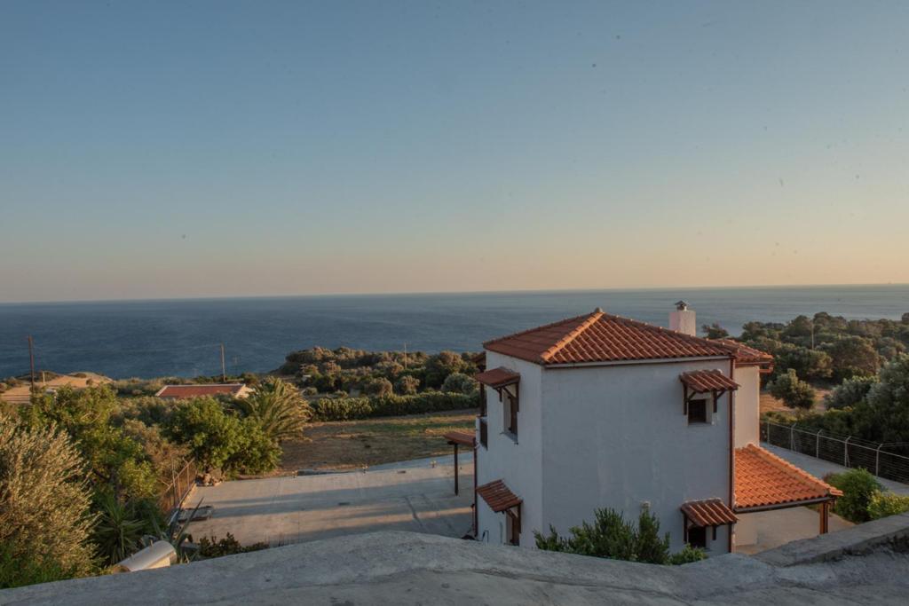 un edificio con vistas al océano en Ligres Beach - 2 Bedrooms Apartment Sea View, en Agia Paraskevi