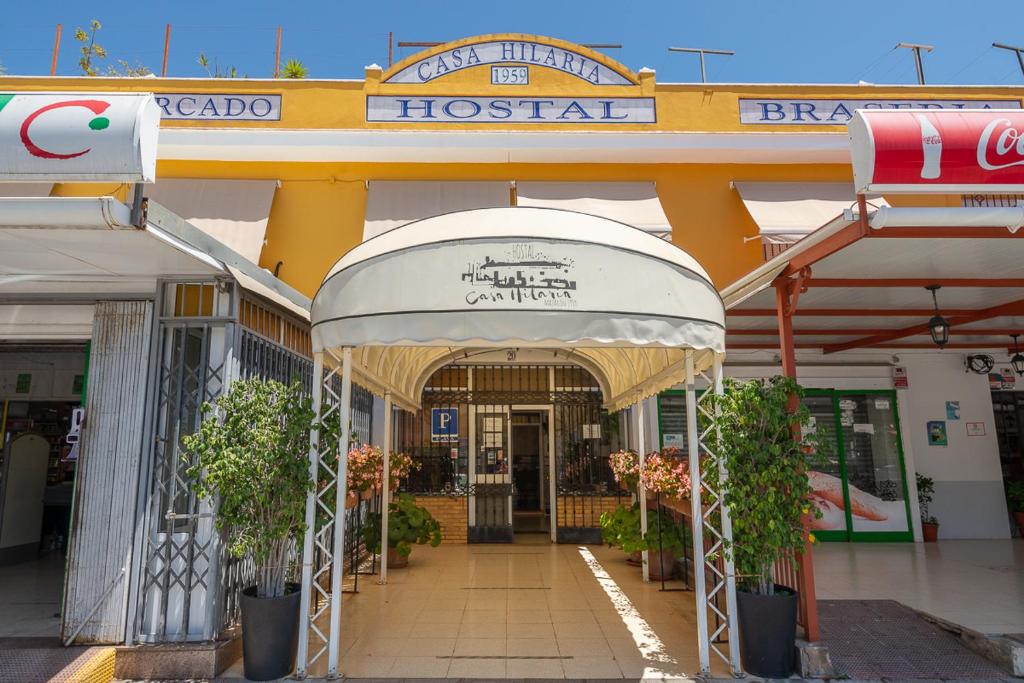 une entrée à un hôpital avec un bâtiment dans l'établissement Hostal Hilaria, à Mazagón