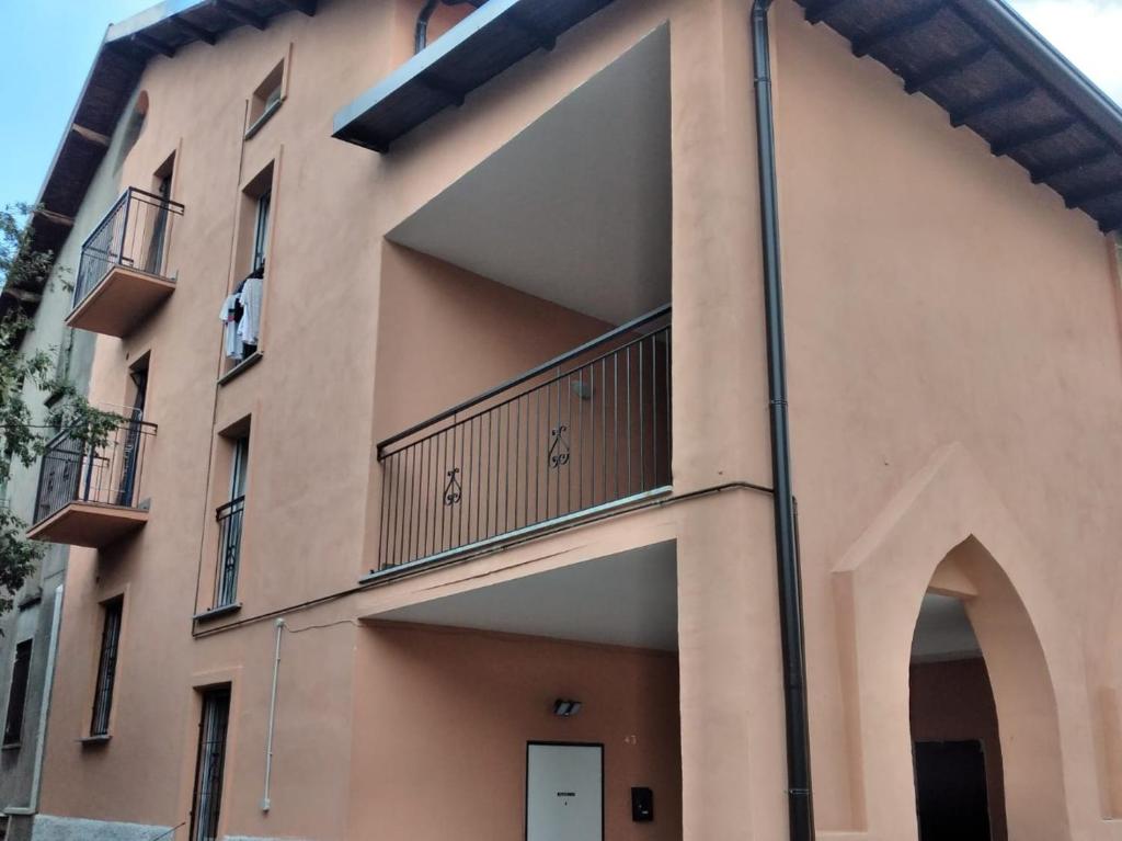 ein Gebäude mit einem Balkon auf der Seite in der Unterkunft Curti Granda in Rescaldina