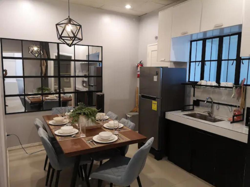 eine Küche mit einem Holztisch und Stühlen in der Unterkunft MC residence 5 w/ Netflix,100Mbps Wifi, hot shower in General Santos