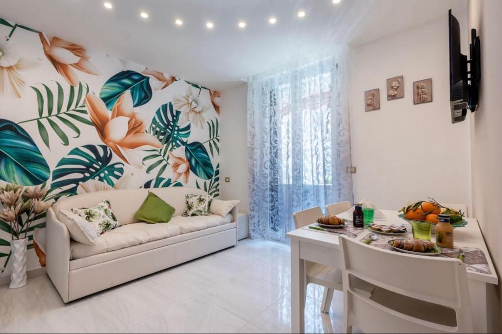 a living room with a couch and a table at Profumo di Mare Offre Parcheggio Gratuito in Maiori