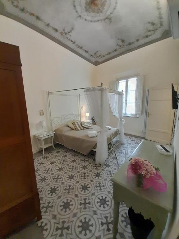 sypialnia z łóżkiem, stołem i oknem w obiekcie B&B Villino Luschi Pisa Centro w Pizie