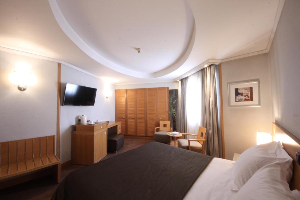 Postel nebo postele na pokoji v ubytování The Athenian Callirhoe Exclusive Hotel