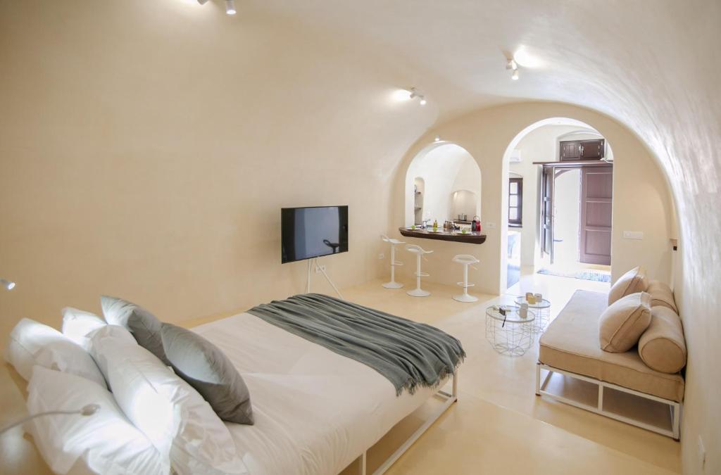 Postel nebo postele na pokoji v ubytování Azalea Houses Cave Villa