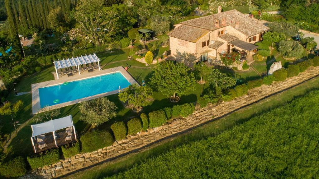 an aerial view of a house with a swimming pool at Villa La Francigena in San Gimignano
