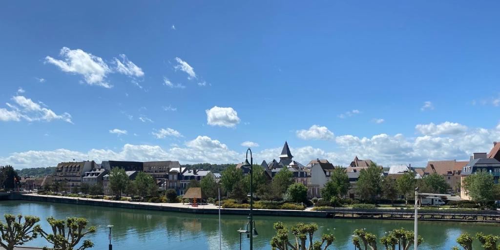 vistas a una ciudad con río y edificios en La belle des écores maison centre Trouville, en Trouville-sur-Mer