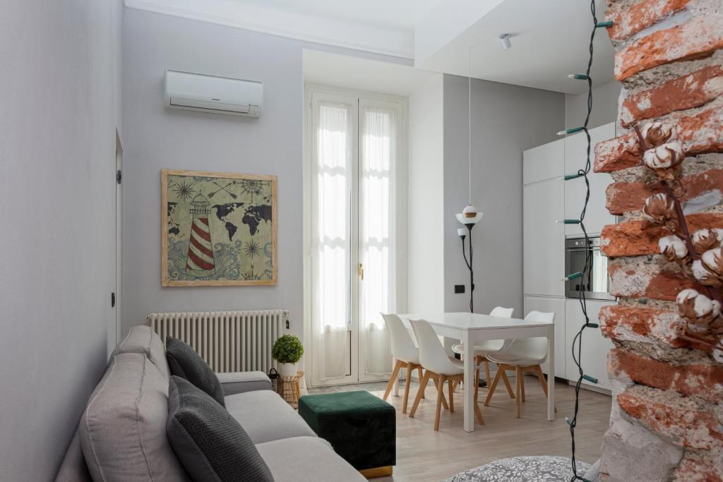 ein Wohnzimmer mit einem Sofa und einem Tisch in der Unterkunft Lovely & Modern Home in China Town area - Milan in Mailand