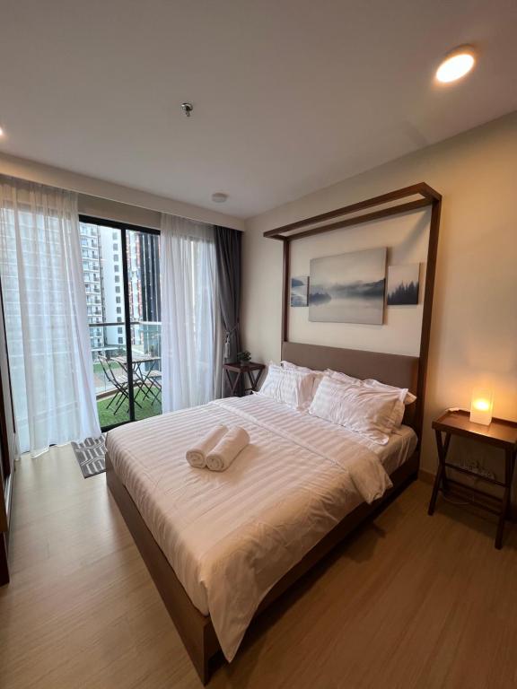 een slaapkamer met een groot bed en een groot raam bij The Jomvacay Place in Kuantan