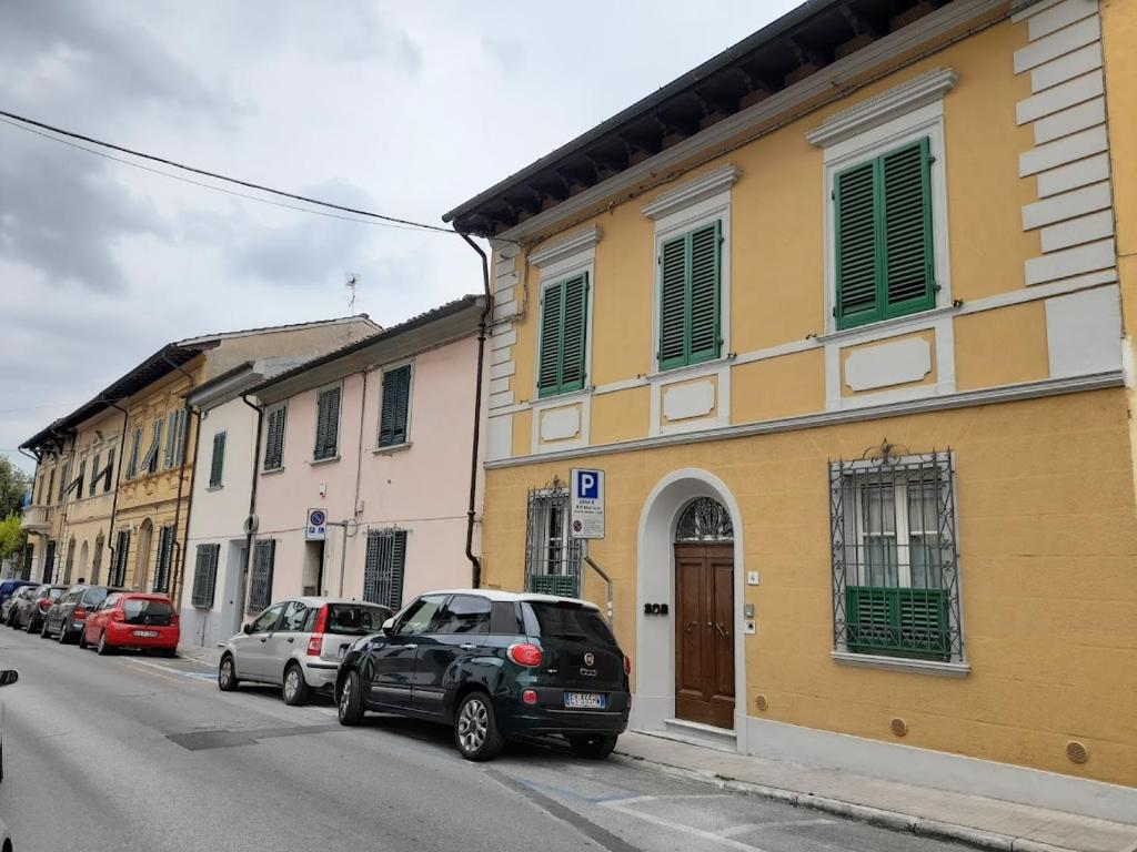 ulica z samochodami zaparkowanymi po stronie budynku w obiekcie B&B Villino Luschi Pisa Centro w Pizie