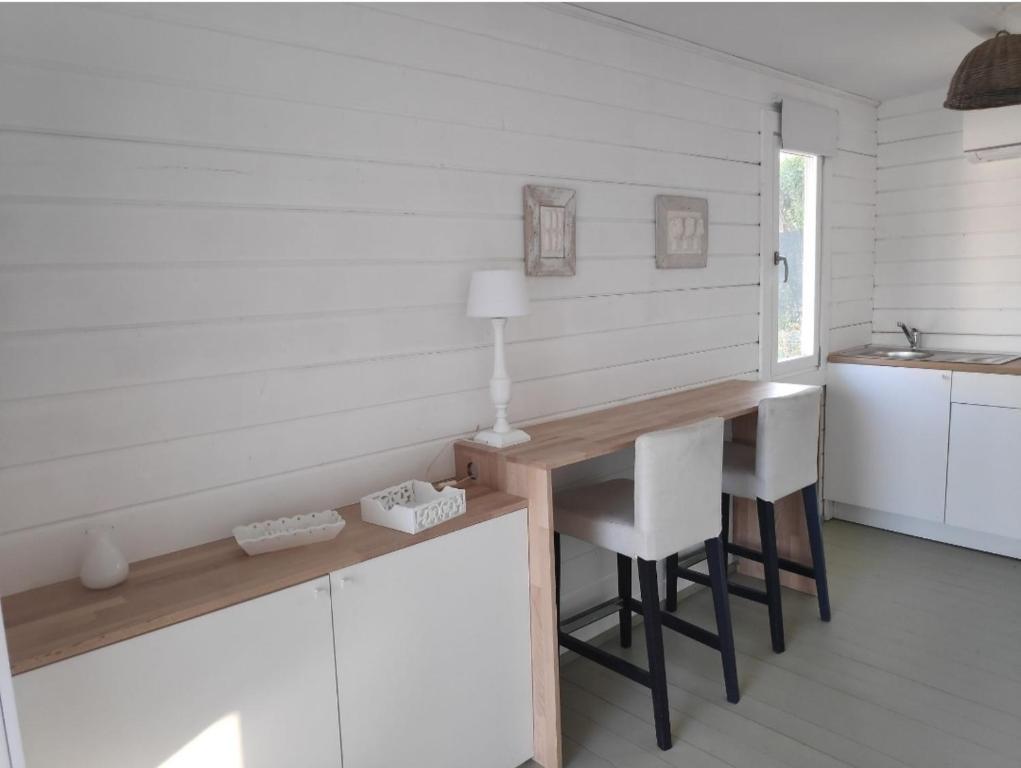 Η κουζίνα ή μικρή κουζίνα στο Adorable Tiny House pour savourer la Provence