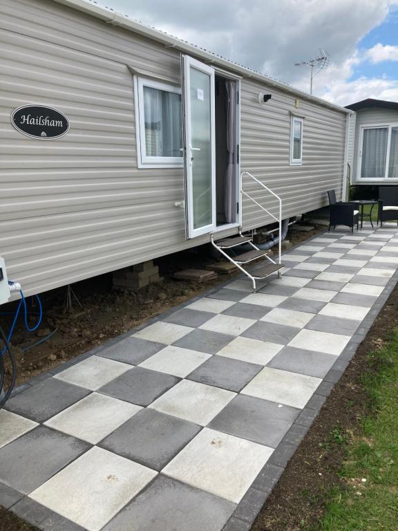 Una casa móvil con un suelo cuadriculado delante en Seaview Holiday Rentals, en Whitstable