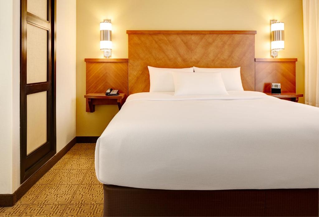 Hyatt Place Fort Lauderdale Cruise Port & Convention Center - Queen Room With Sofa Bed And Roll-In Shower - Disability Access