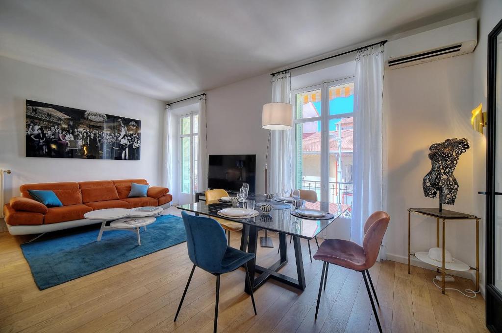 a living room with a table and chairs and a couch at Superbe 3 pieces Moderne et tres Central A2B233 in Cannes