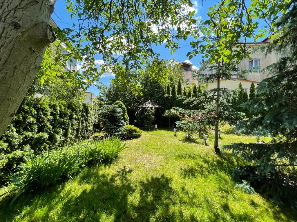 リヴィウにあるStunning Private House in Green Central Districtの木々と植物が植えられた庭園