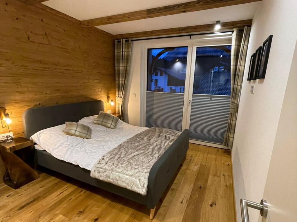 Een bed of bedden in een kamer bij Alpenblick Apartment