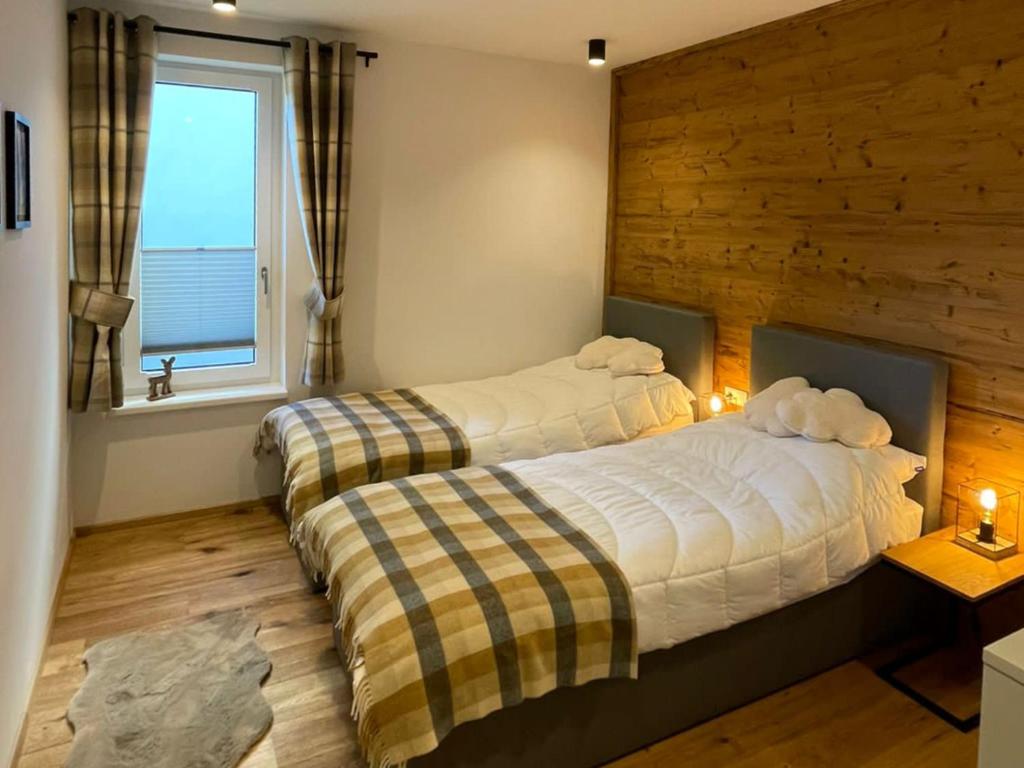 Een bed of bedden in een kamer bij Alpenblick Apartment