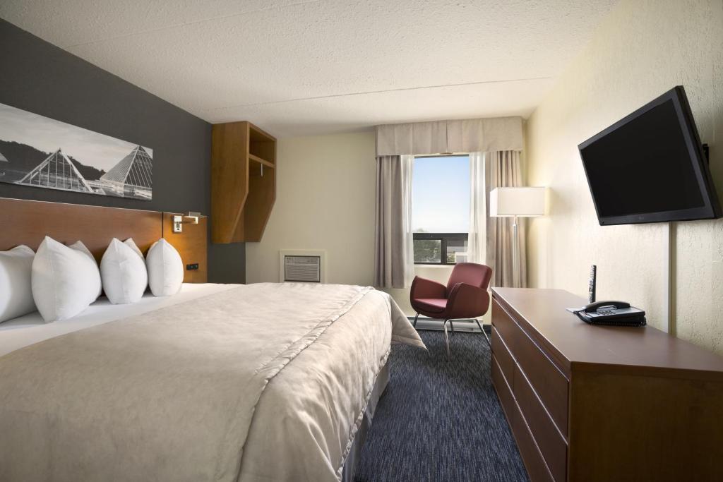 TV a/nebo společenská místnost v ubytování Travelodge by Wyndham Edmonton West
