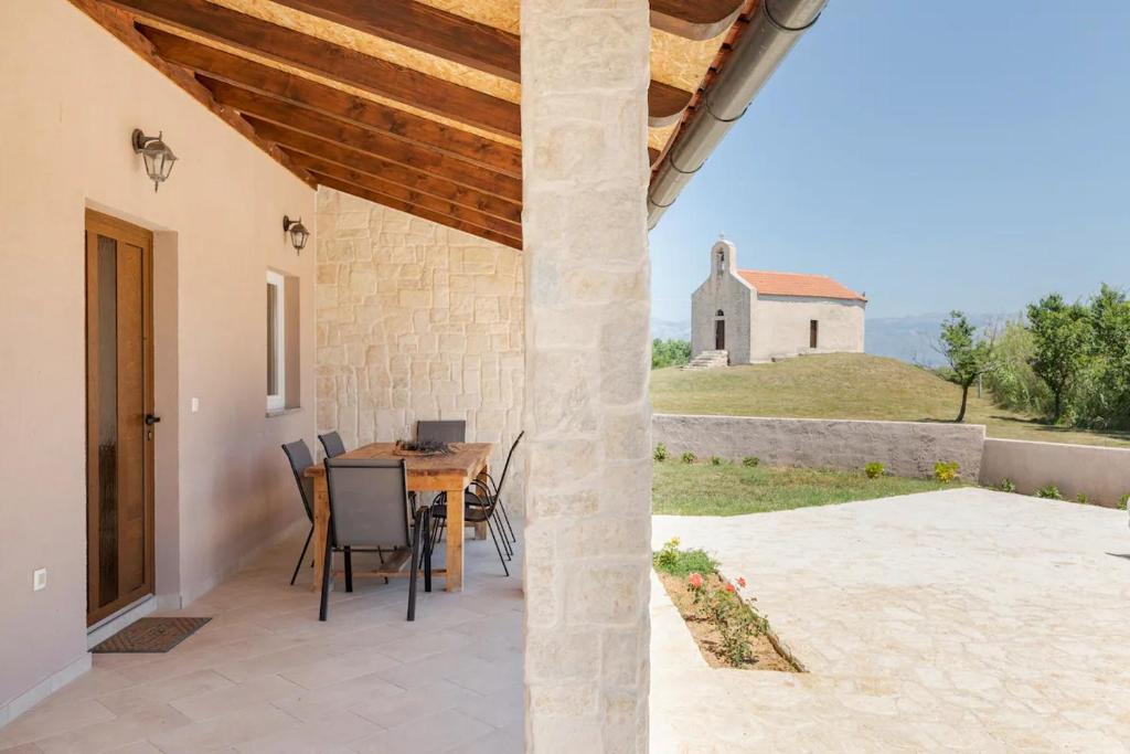 Zdjęcie z galerii obiektu Casa di Marko-NEW MODERN RUSTIC HOUSE with pool AND SPACIOUS GARDEN! w mieście Privlaka